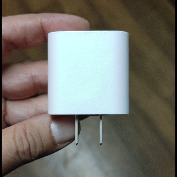 Apple TYPE C charging block - Picture 3 of 3